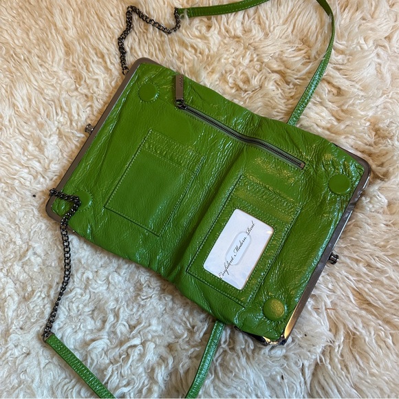 HOBO International Lauren clutch wallet crossbody bag Kelly green chain strap - Picture 4 of 9